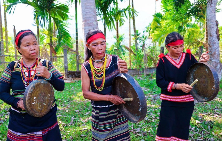 Bảo tồn văn hóa Ca Dong gắn với phát triển du lịch cộng đồng