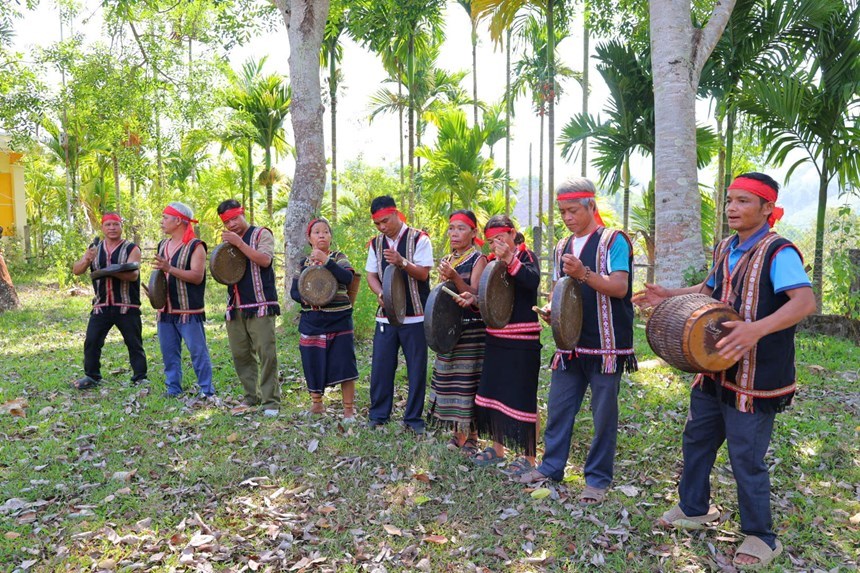 Câu lạc bộ cồng chiêng thôn Bãi Màu luyện tập văn hóa Ca Dong