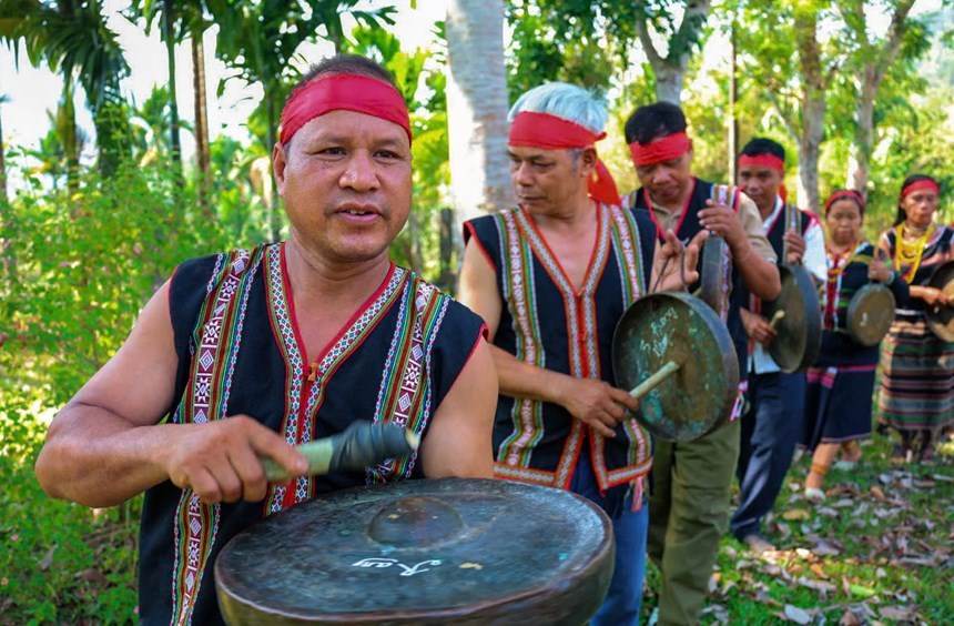 Người trẻ Ca Dong gìn giữ văn hóa cồng chiêng ở Sơn Tây