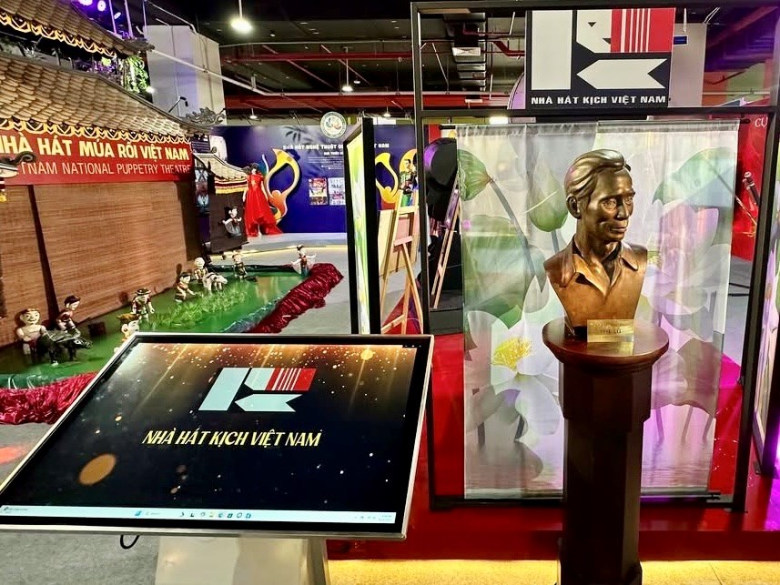 Sân khấu kịch “hút khách” tại Triển lãm Thành tựu đất nước - ảnh 1