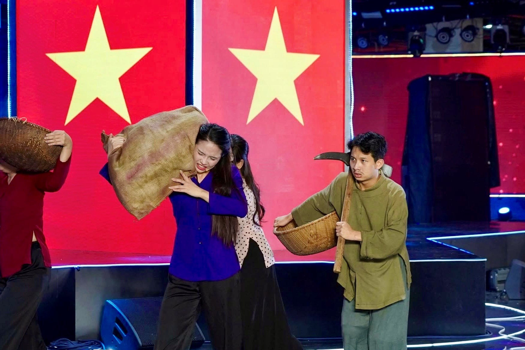 Sân khấu kịch “hút khách” tại Triển lãm Thành tựu đất nước - ảnh 6