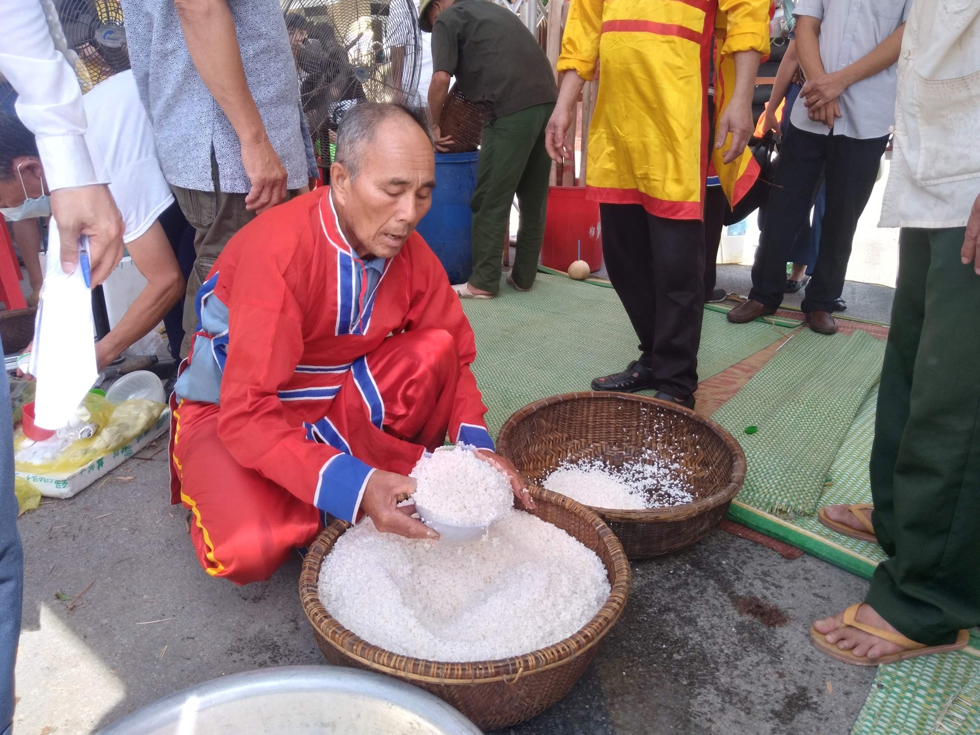 Đặc sắc thi làm bánh chưng, bánh giầy của cư dân vùng biển Sầm Sơn - ảnh 3