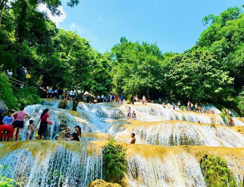 Du khách nô nức tắm thác và khám phá danh thắng Thác Mây Thanh Hóa dịp lễ hội