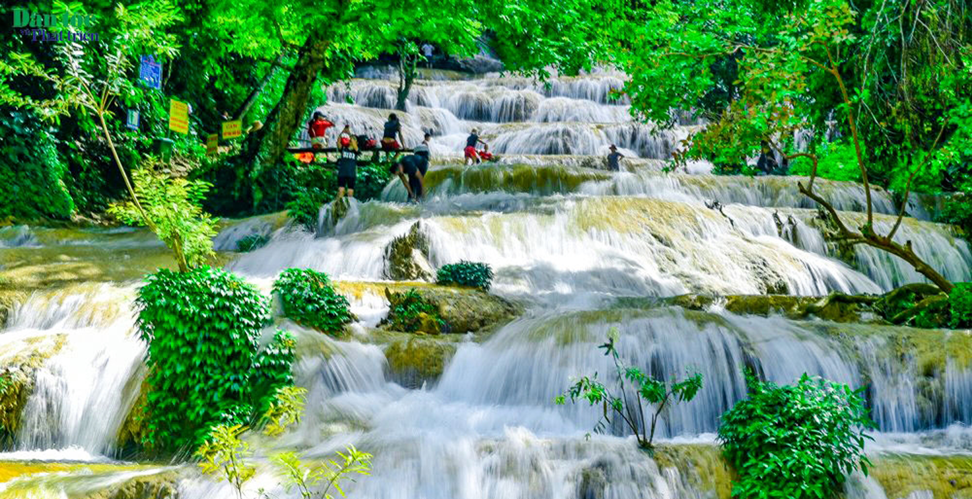 Du khách vui chơi và tắm mát tại danh thắng Thác Mây xã Thạch Quảng Thanh Hóa