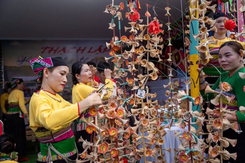 Người dân tộc thiểu số trình diễn nghề thủ công truyền thống tại Liên hoan văn hóa Thanh Hóa