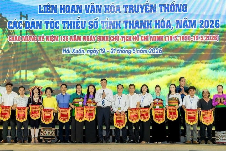 Ban tổ chức trao cờ lưu niệm cho các đoàn tham gia Liên hoan văn hóa Thanh Hóa 2026