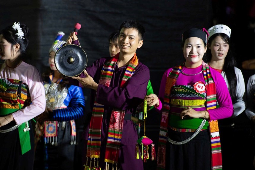 Nghệ nhân và diễn viên quần chúng hào hứng tham gia đêm hội văn hóa miền cao xứ Thanh