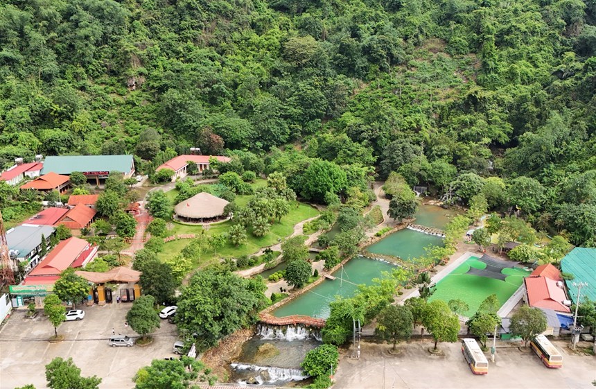 Du khách tham quan khu du lịch sinh thái Phượng Hoàng Võ Nhai Thái Nguyên