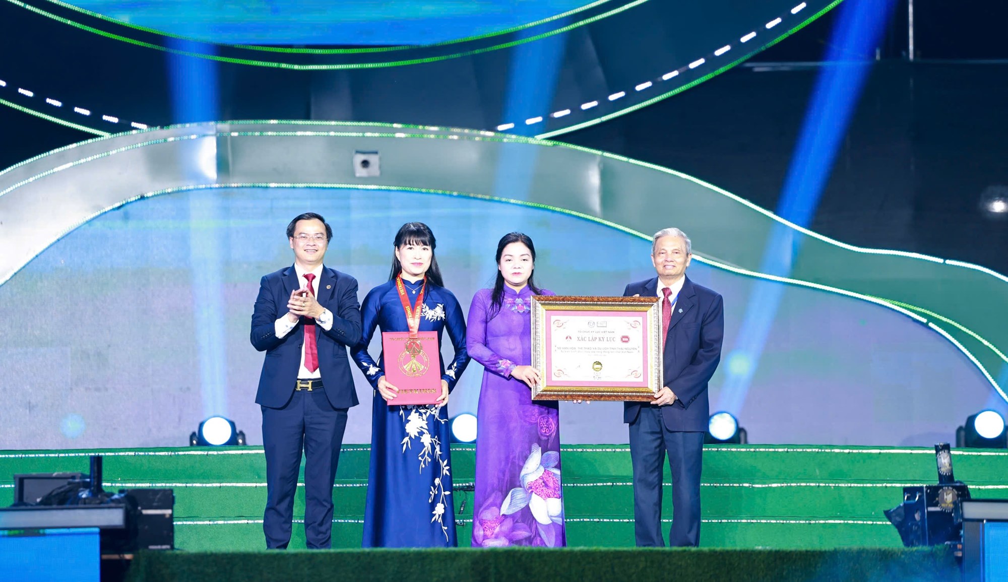 Mãn nhãn đại tiệc ánh sáng trong đêm khai mạc Mùa du lịch Thái Nguyên 2026 - ảnh 7