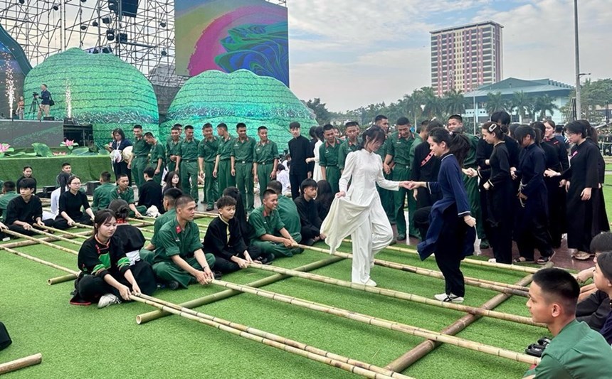 Không gian văn hóa múa sạp trong lễ hội vùng cao Tây Bắc
