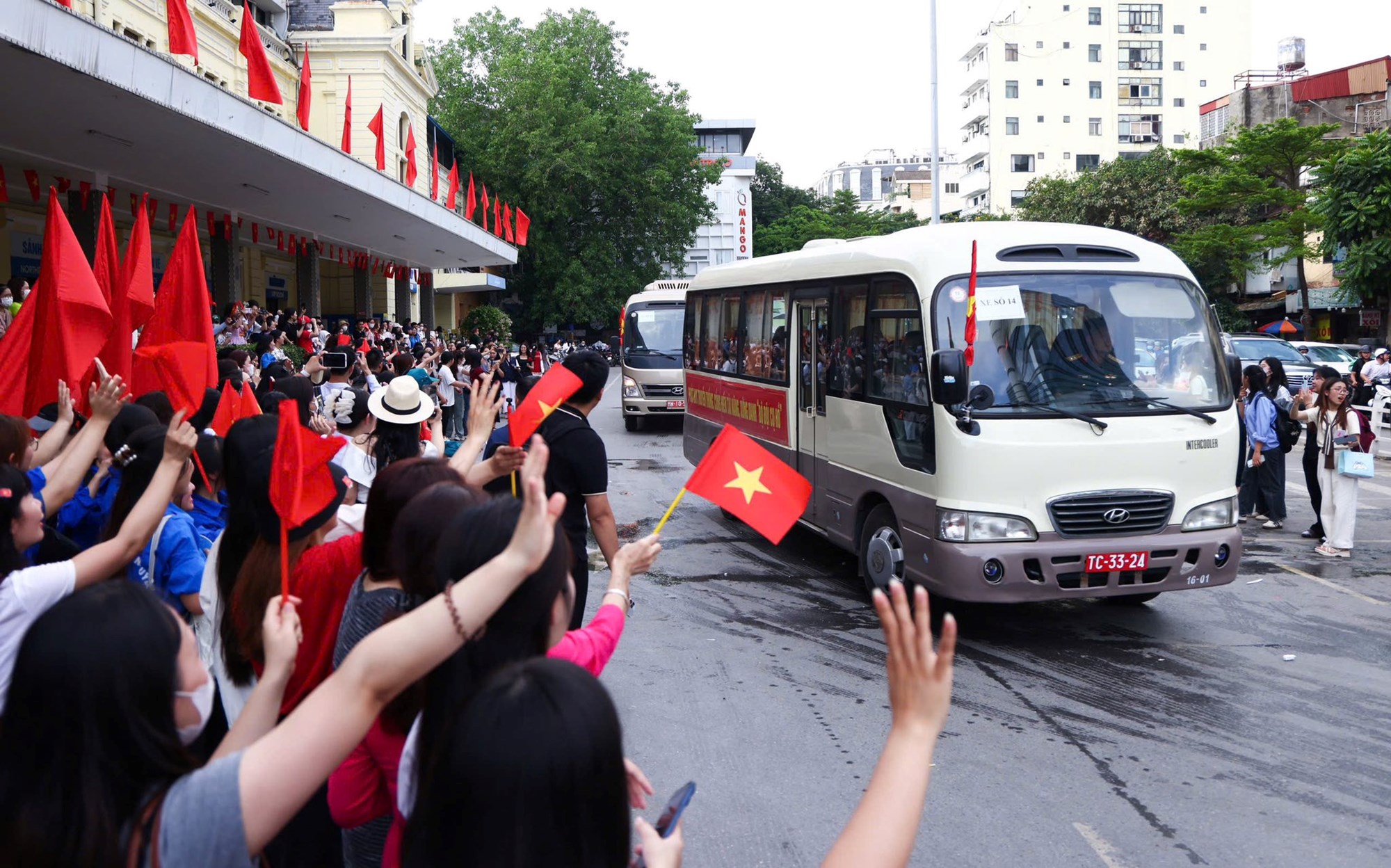 Đón đoàn tàu chở các cán bộ, chiến sĩ tới Hà Nội tập luyện diễu binh - ảnh 17