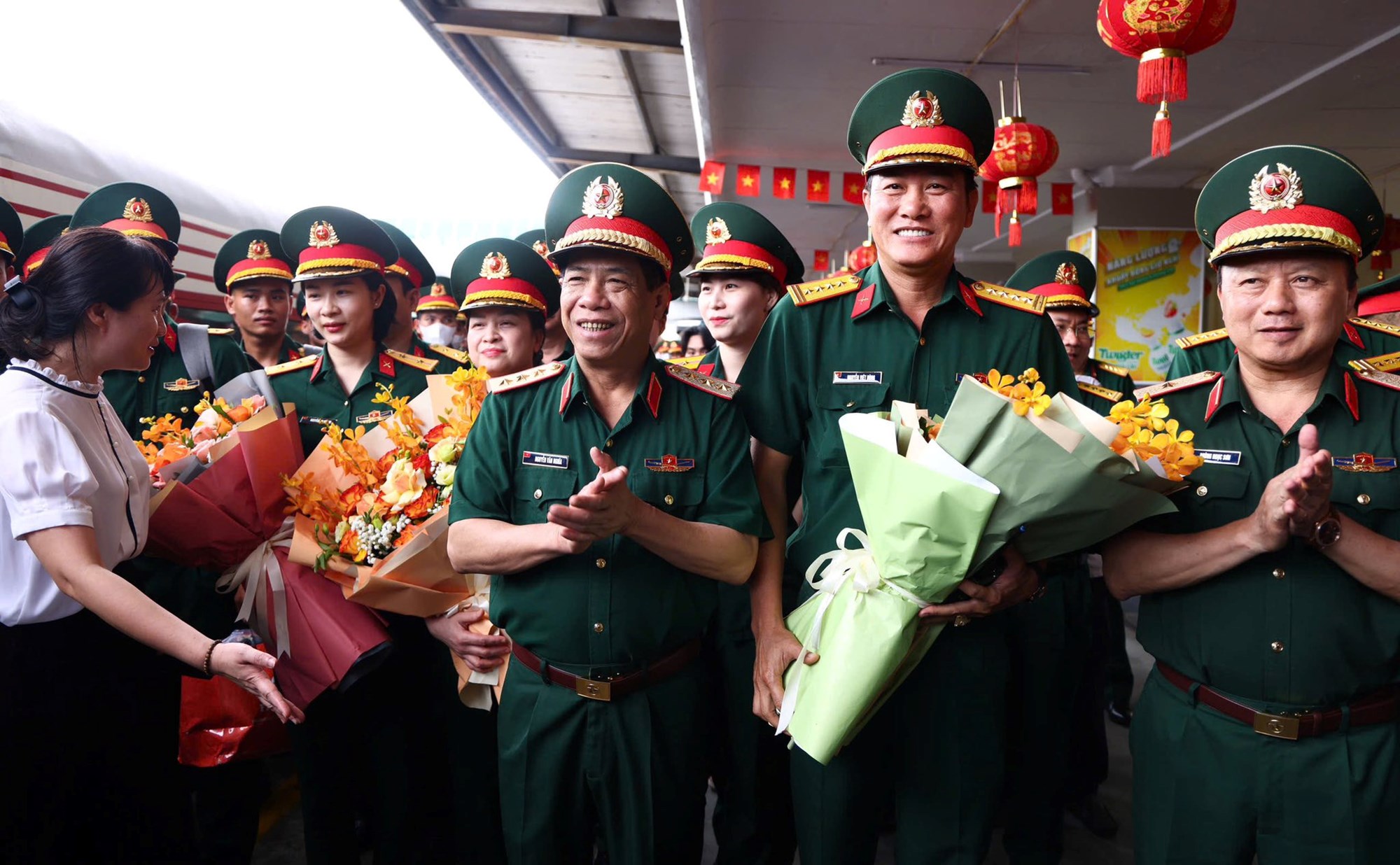 Đón đoàn tàu chở các cán bộ, chiến sĩ tới Hà Nội tập luyện diễu binh - ảnh 2