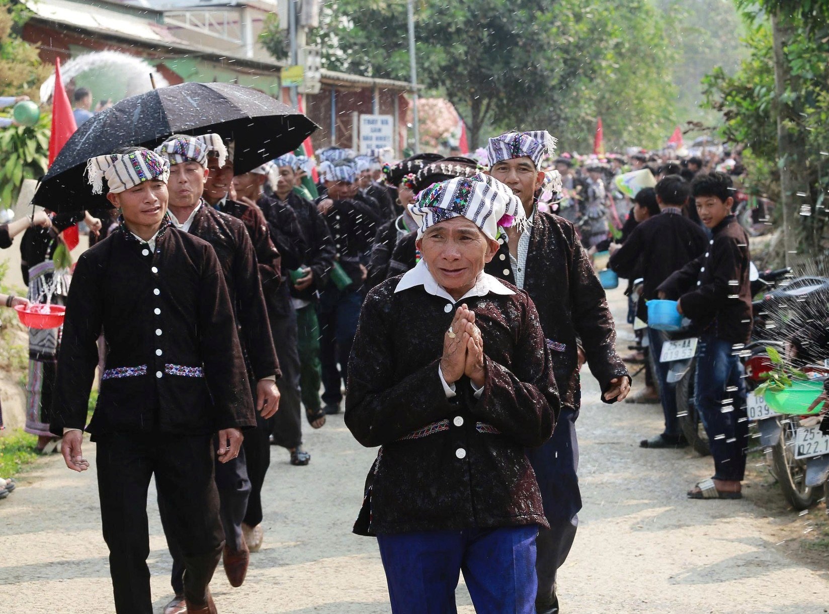 nguoi-dan-te-nuoc-tai-le-hoi-bun-voc-nam