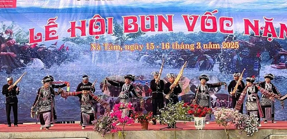 nghi-le-cau-mua-le-hoi-bun-voc-nam-nguoi-lao-ban-bo