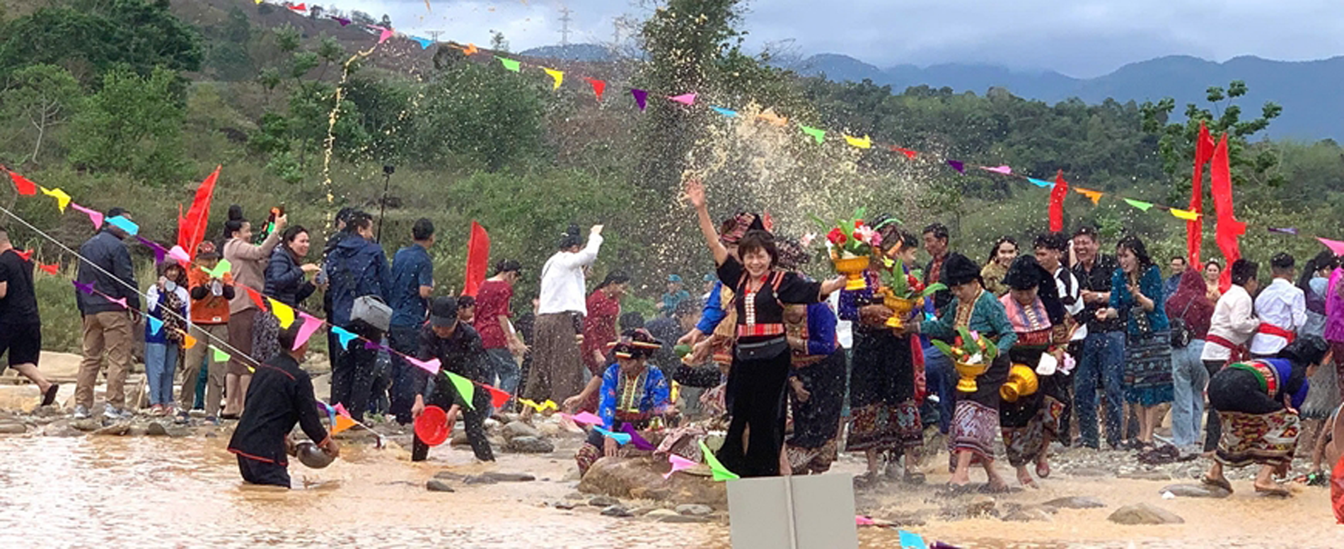 Về Điện Biên trải nghiệm “Tết té nước” độc đáo của dân tộc Lào - ảnh 8