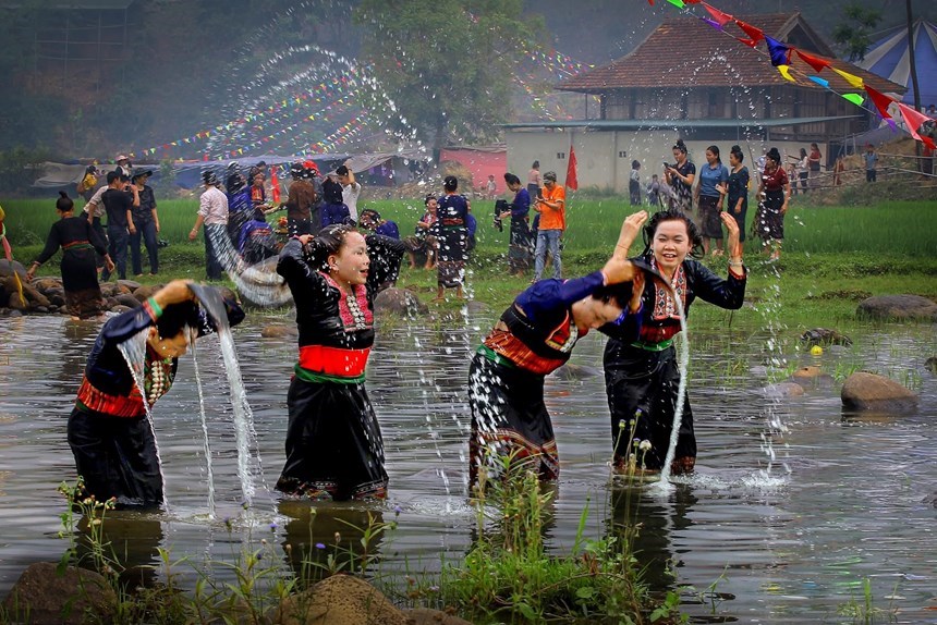Người dân và du khách vui hội té nước cầu may tại Núa Ngam Điện Biên