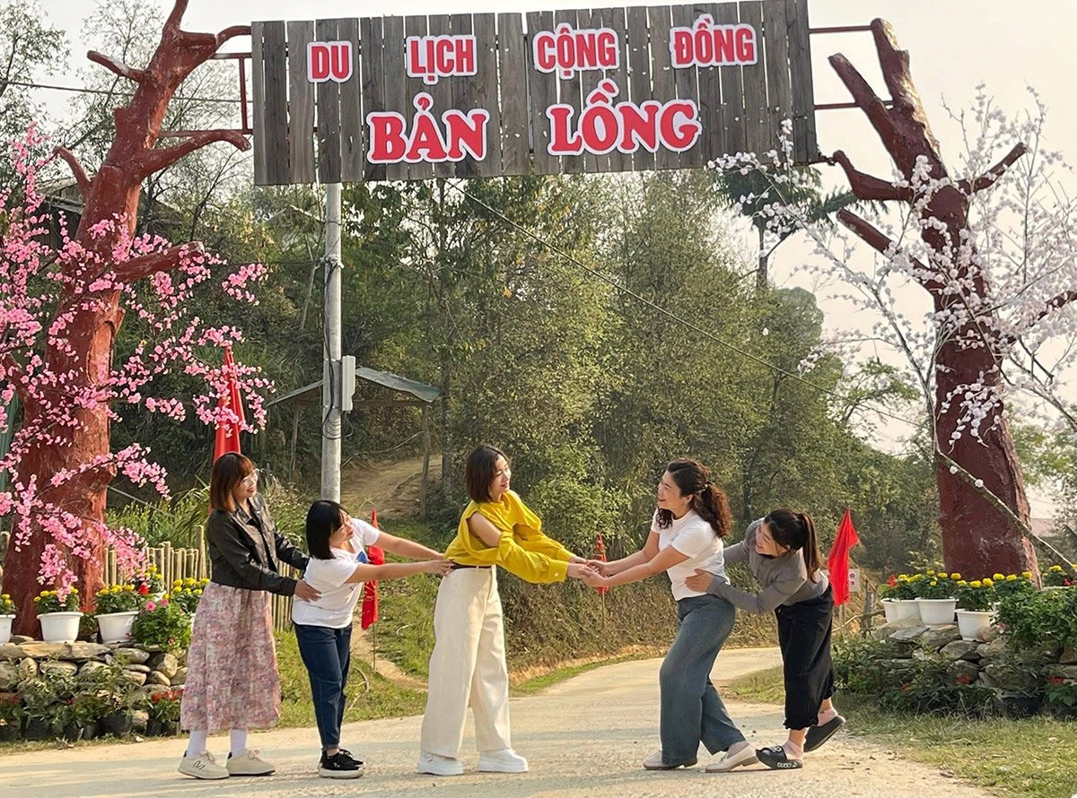 Homestay và dịch vụ du lịch cộng đồng tại Bản Lồng Điện Biên