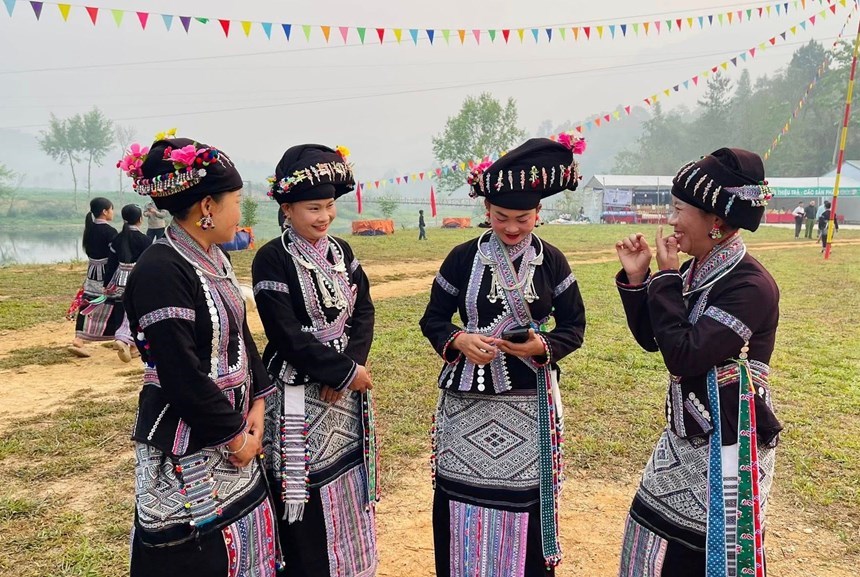 Phụ nữ dân tộc Lào trong trang phục truyền thống tại lễ hội