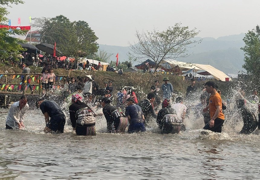 Thi té nước sôi động tại lễ hội người Lào ở Lai Châu