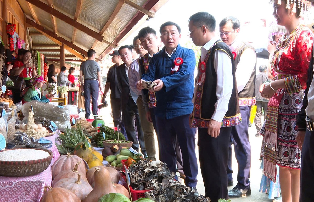 Du khách trải nghiệm du lịch cộng đồng tại Bản Lồng trên đèo Pha Đin