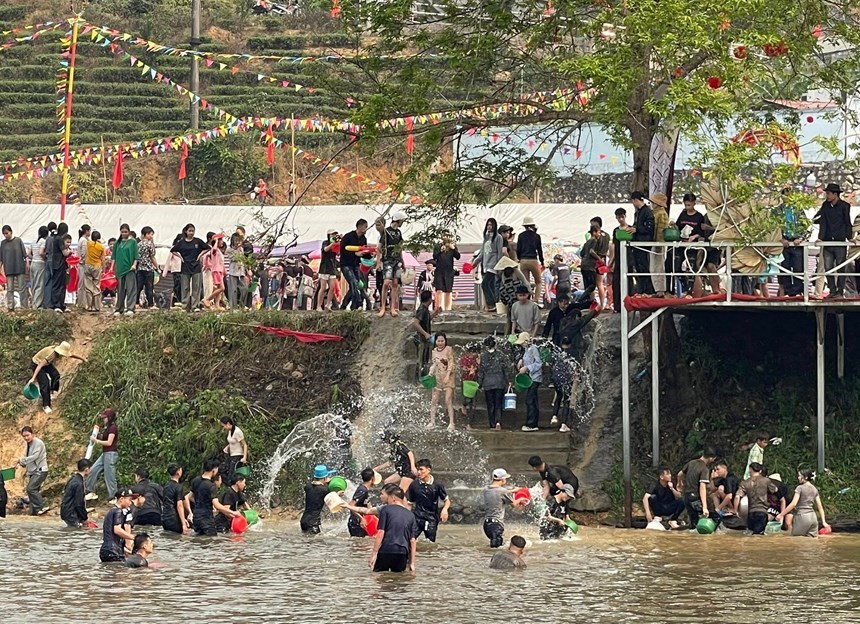 Người dân té nước trên suối Nậm Mu cầu may mắn