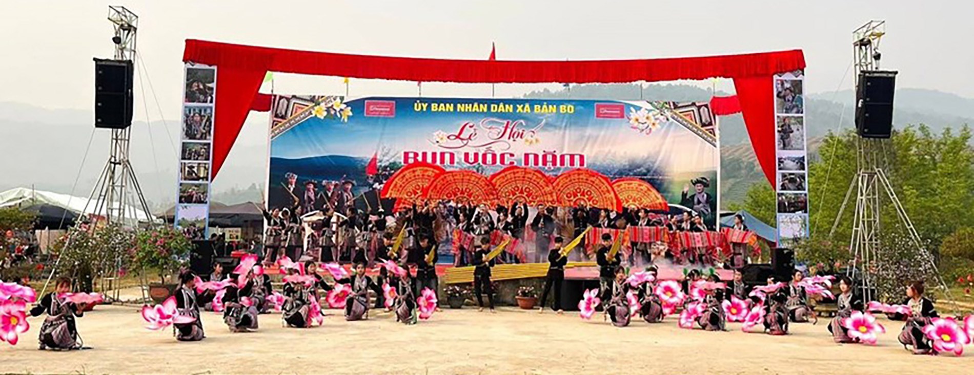 Tiết mục văn nghệ truyền thống của người Lào tại lễ hội Bun Vốc Nặm