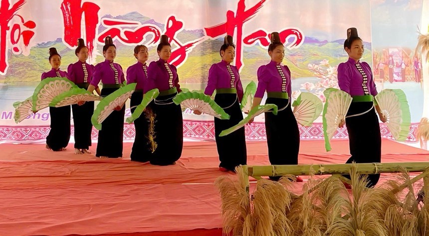 Du khách tham quan trải nghiệm Lễ hội Nàng Han tại Mường La, Sơn La.