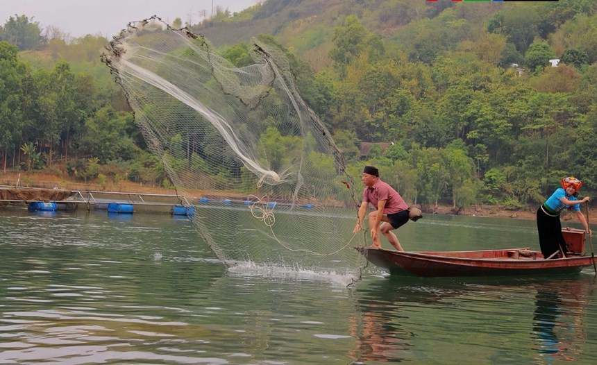 Người dân tham gia hoạt động quăng chài thả lưới tại Lễ hội Nàng Han Mường La, Sơn La.