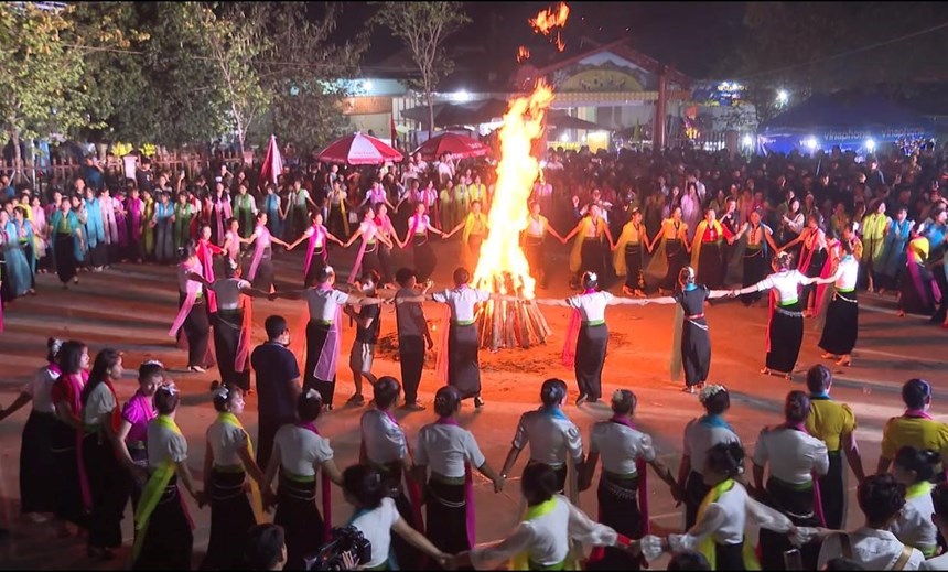 Du khách tham gia trải nghiệm văn hóa tại Lễ hội Then Kin Pang 2026