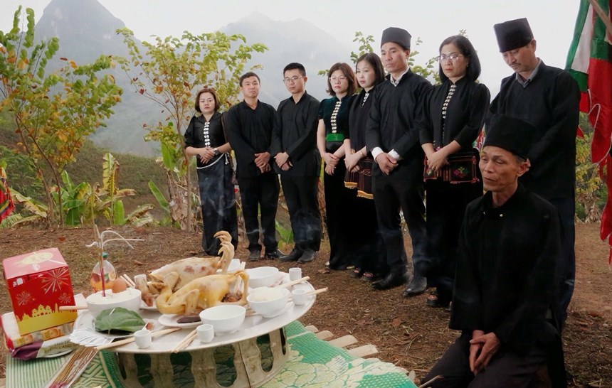 Nghi lễ dâng hương tại Nhà thờ Nàng Han trong lễ hội Mường La