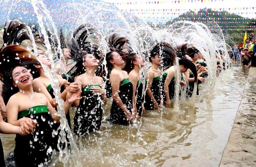 Nghi thức Áp hô Pang và hoạt động té nước cầu may của người Thái tại lễ hội