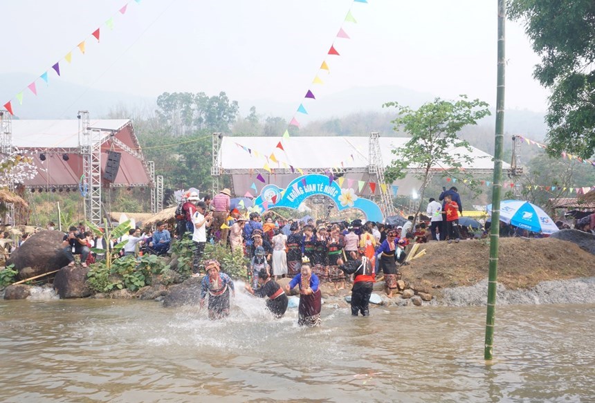 (Emagazine) Vui Tết “Bun Huột Nặm” với người Lào ở Núa Ngam - ảnh 7