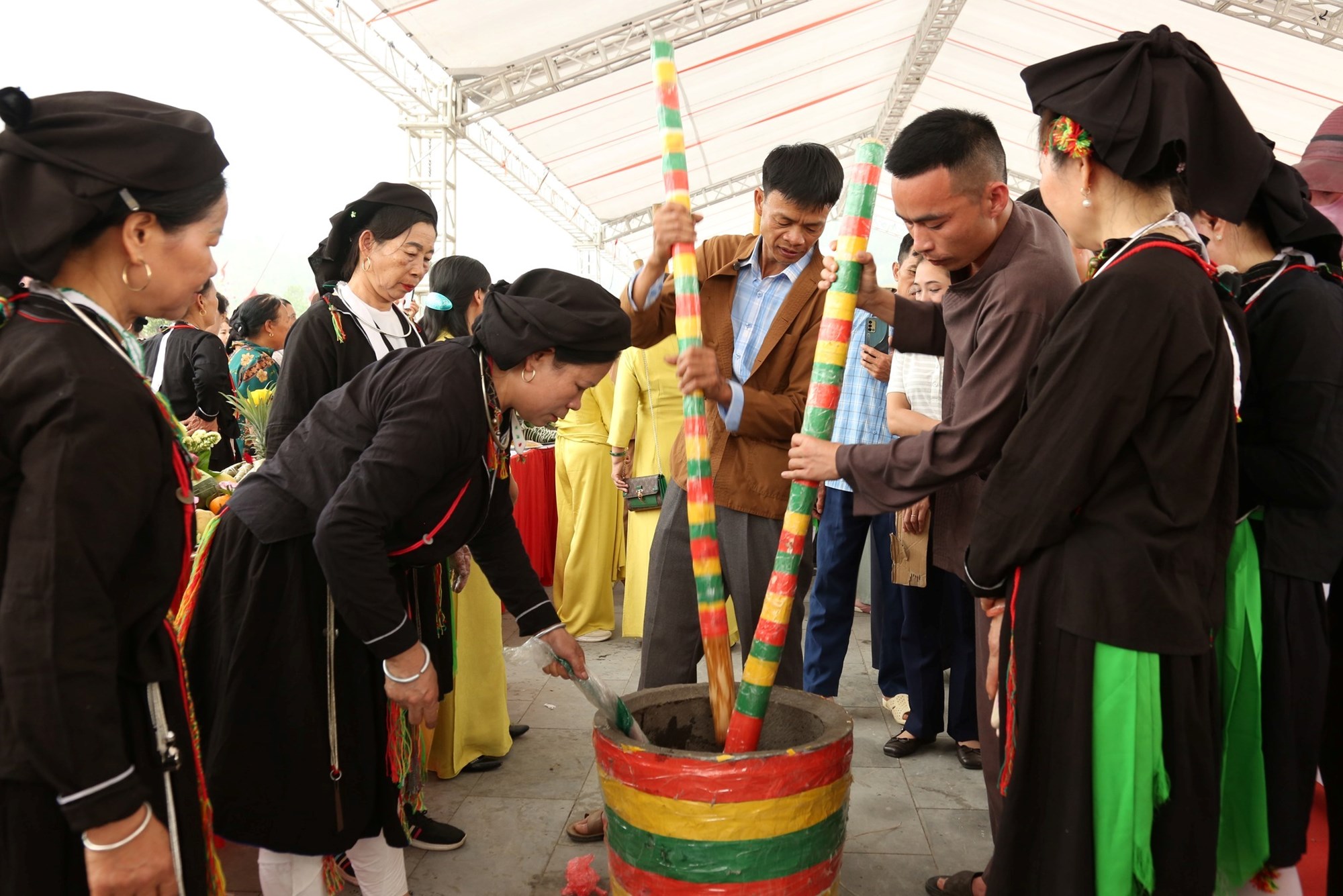 Hội thi làm bánh truyền thống của người Sán Dìu tại lễ hội