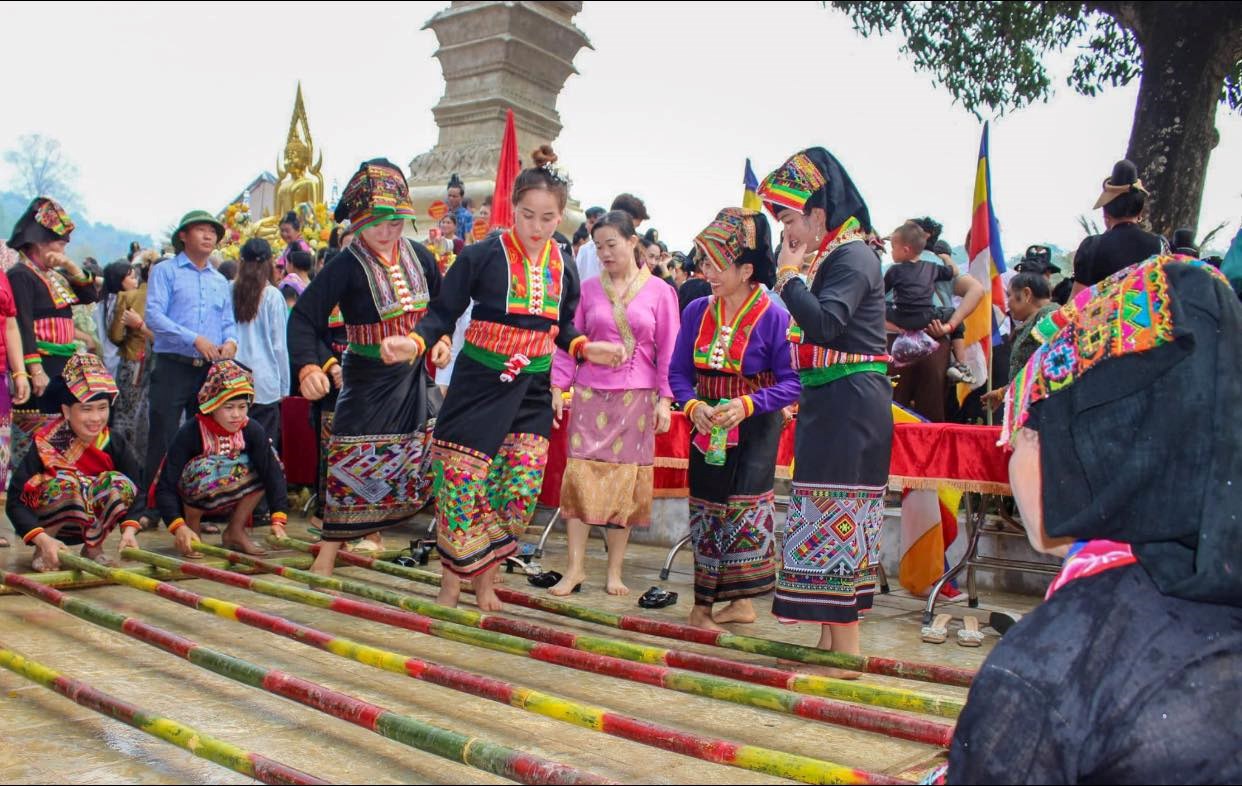 Người dân té nước cầu may trên sông Mã