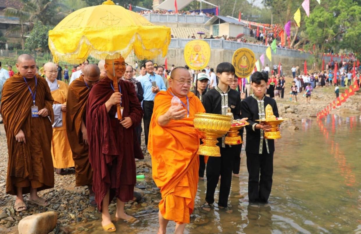 Nghi lễ rước và tắm Phật trong Tết Bun Huột Nặm