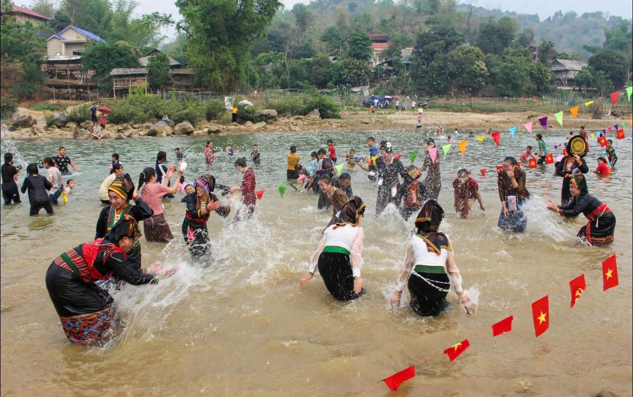 Nghi thức buộc chỉ cổ tay trong lễ hội Bun Huột Nặm