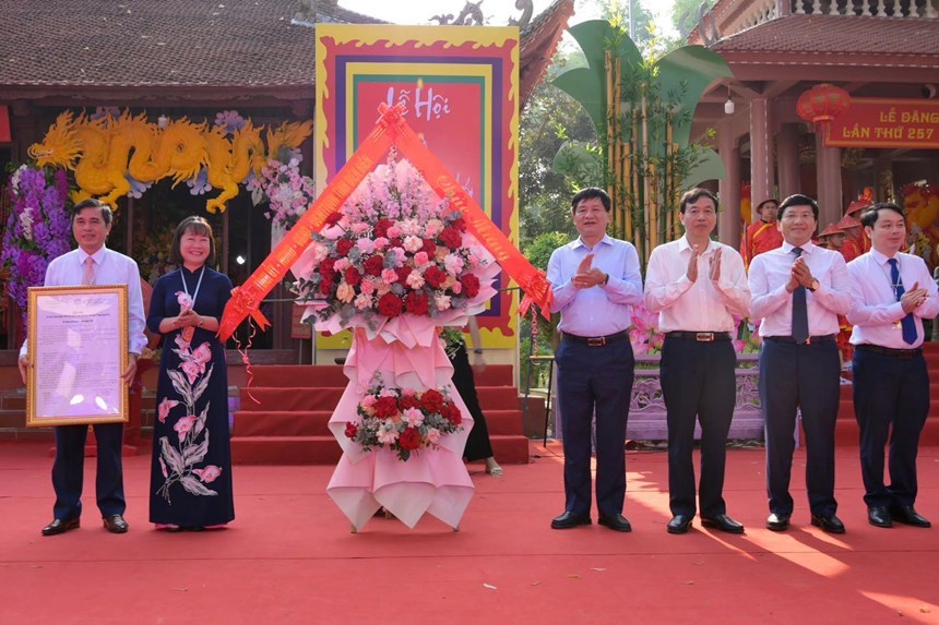 Trao quyết định công nhận điểm du lịch di tích Thành Bản Phủ