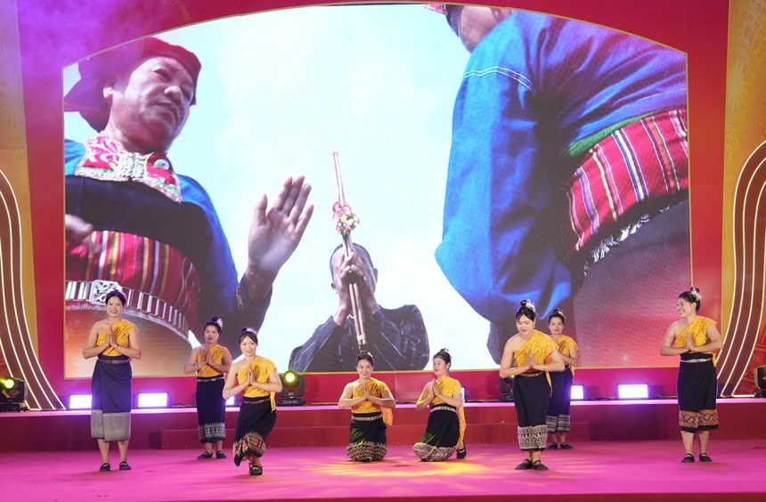 Giao lưu văn nghệ quần chúng tại lễ hội Thành Bản Phủ 2026