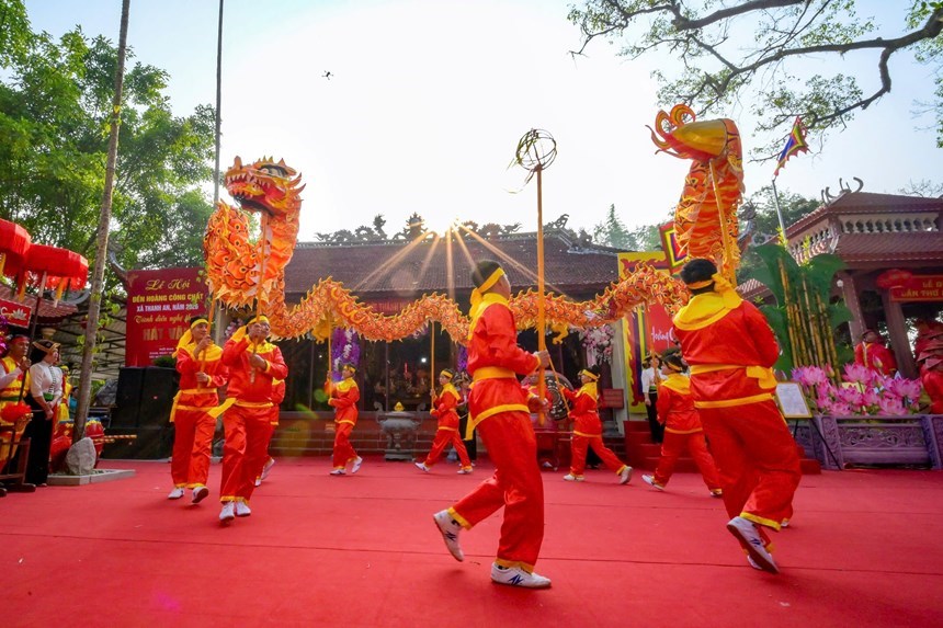 Múa rồng tại lễ hội Thành Bản Phủ 2026 Điện Biên trong lễ khai mạc