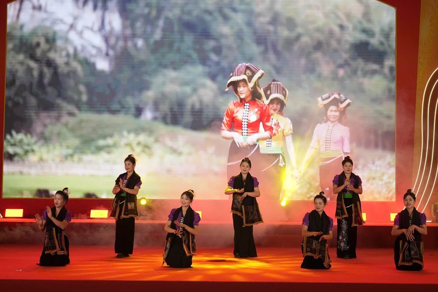 Múa xòe của người Thái tại lễ hội Thành Bản Phủ 2026 Điện Biên