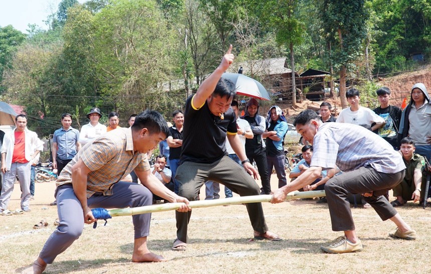 Thi bắn nỏ và đẩy gậy tại lễ hội Láng Pang A