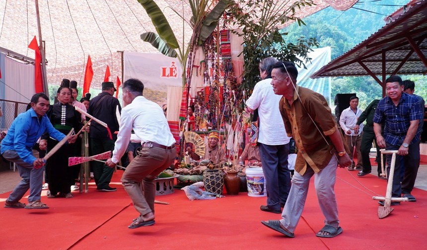 Cây nêu Xặng pang trong nghi lễ Láng Pang A của dân tộc La Ha