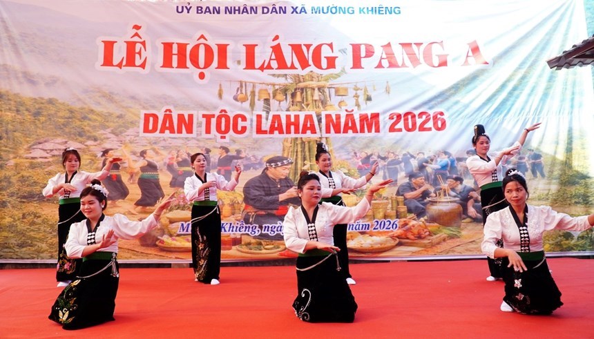 Điệu múa xòe truyền thống của người La Ha trong lễ hội