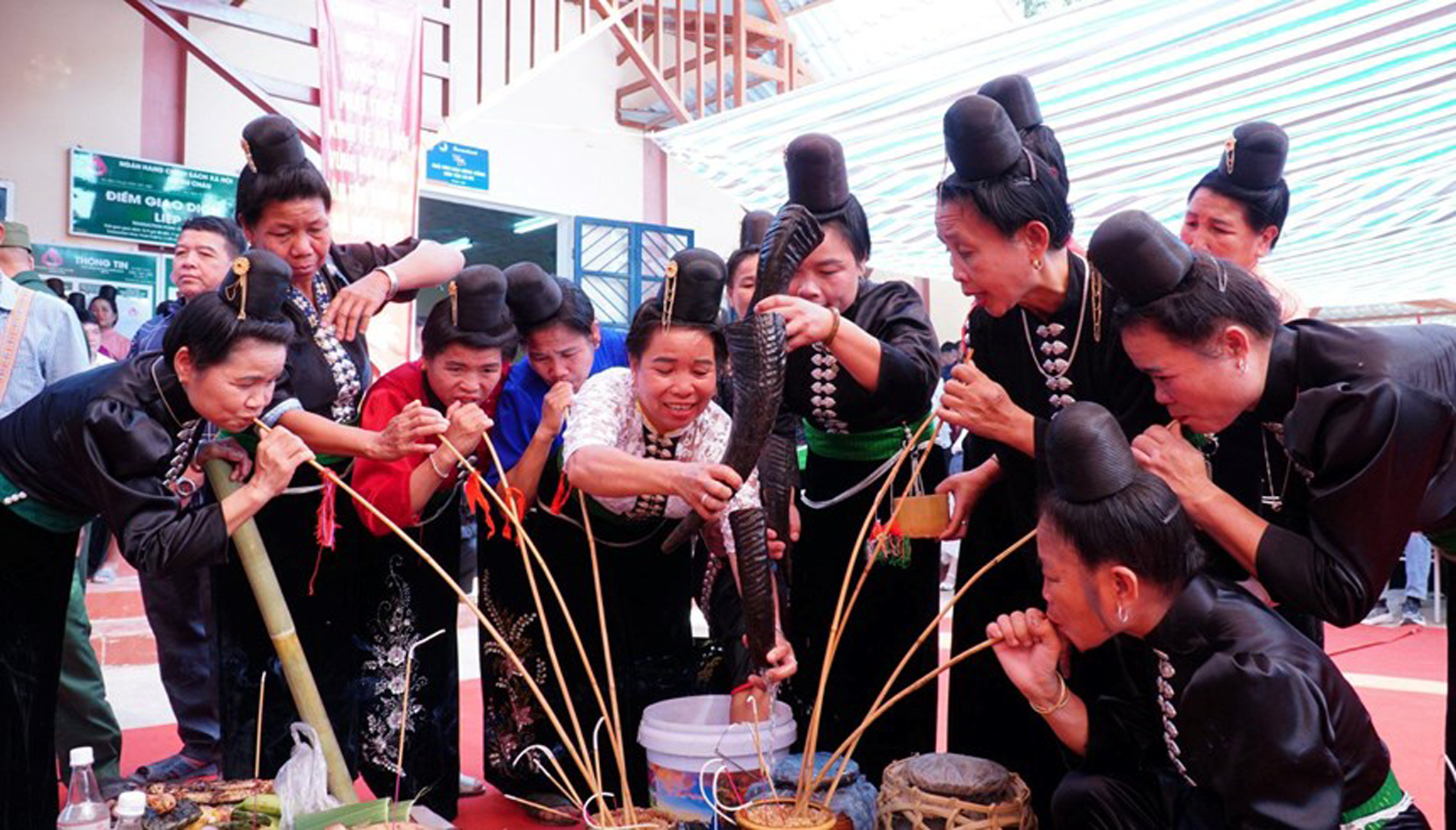 Người La Ha uống rượu cần trong lễ hội Láng Pang A tại Mường Khiêng