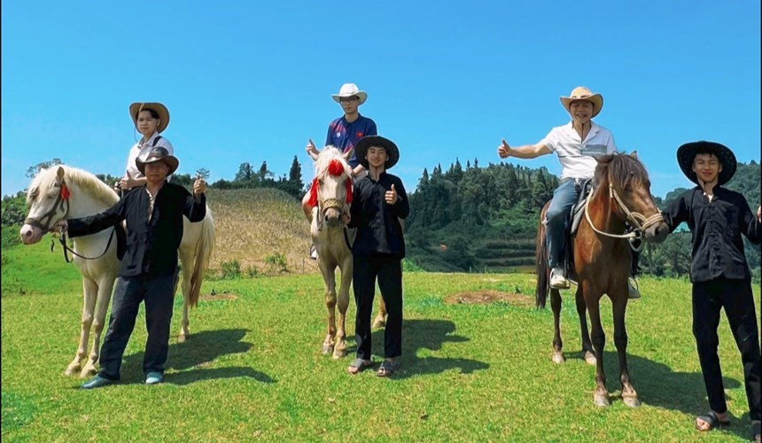 Cưỡi ngựa trên thảo nguyên Na Hối trải nghiệm hấp dẫn ở Bắc Hà