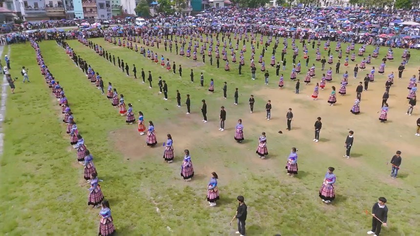 Đồng diễn múa gậy Sinh tiền 1000 học sinh tại Festival Bắc Hà