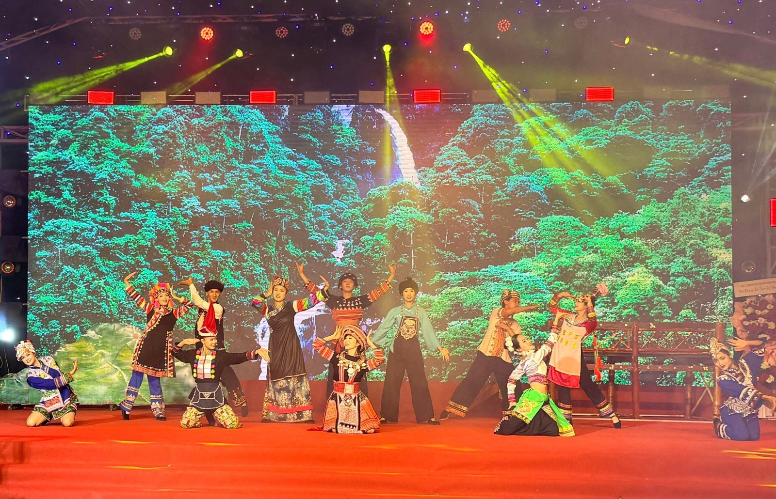 (Emagazine) Rộn ràng Lễ hội “Then Kin Pang” của người Thái ở Lai Châu - ảnh 10