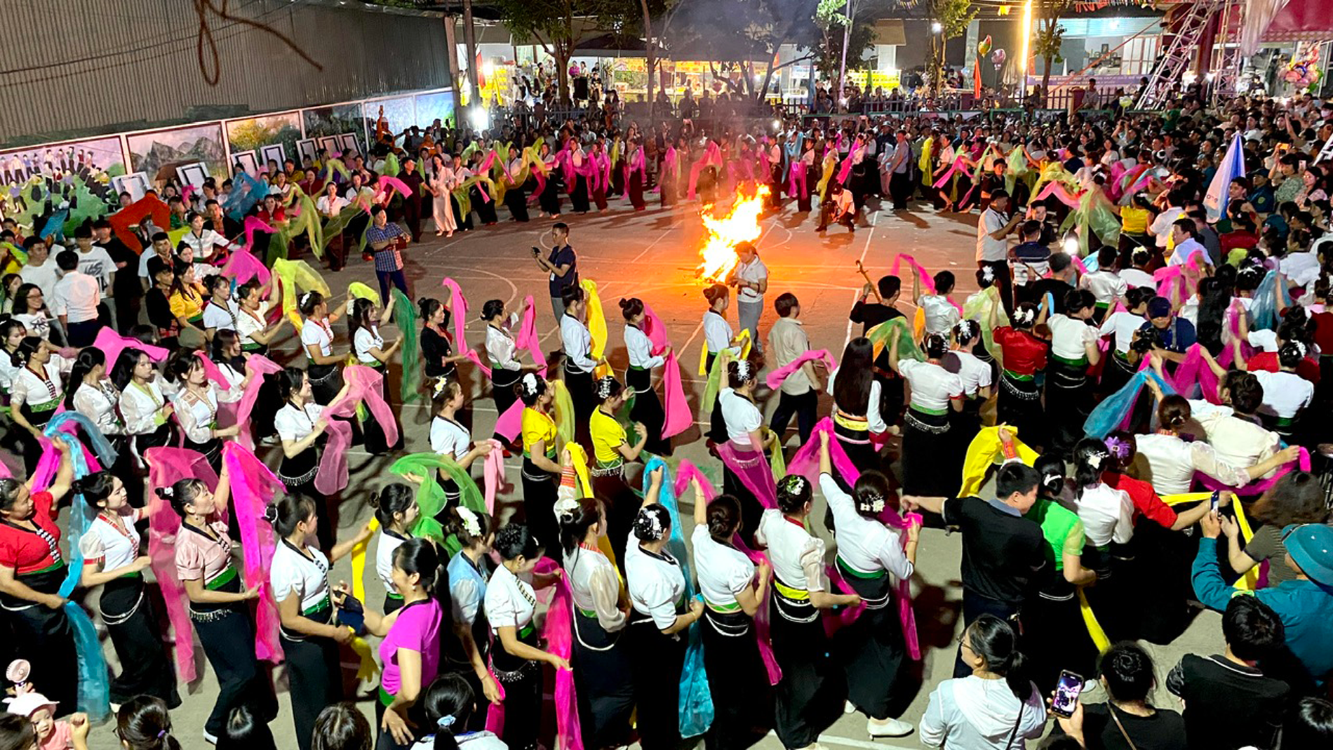 Đại biểu và du khách cùng vui điệu xòe đoàn kết