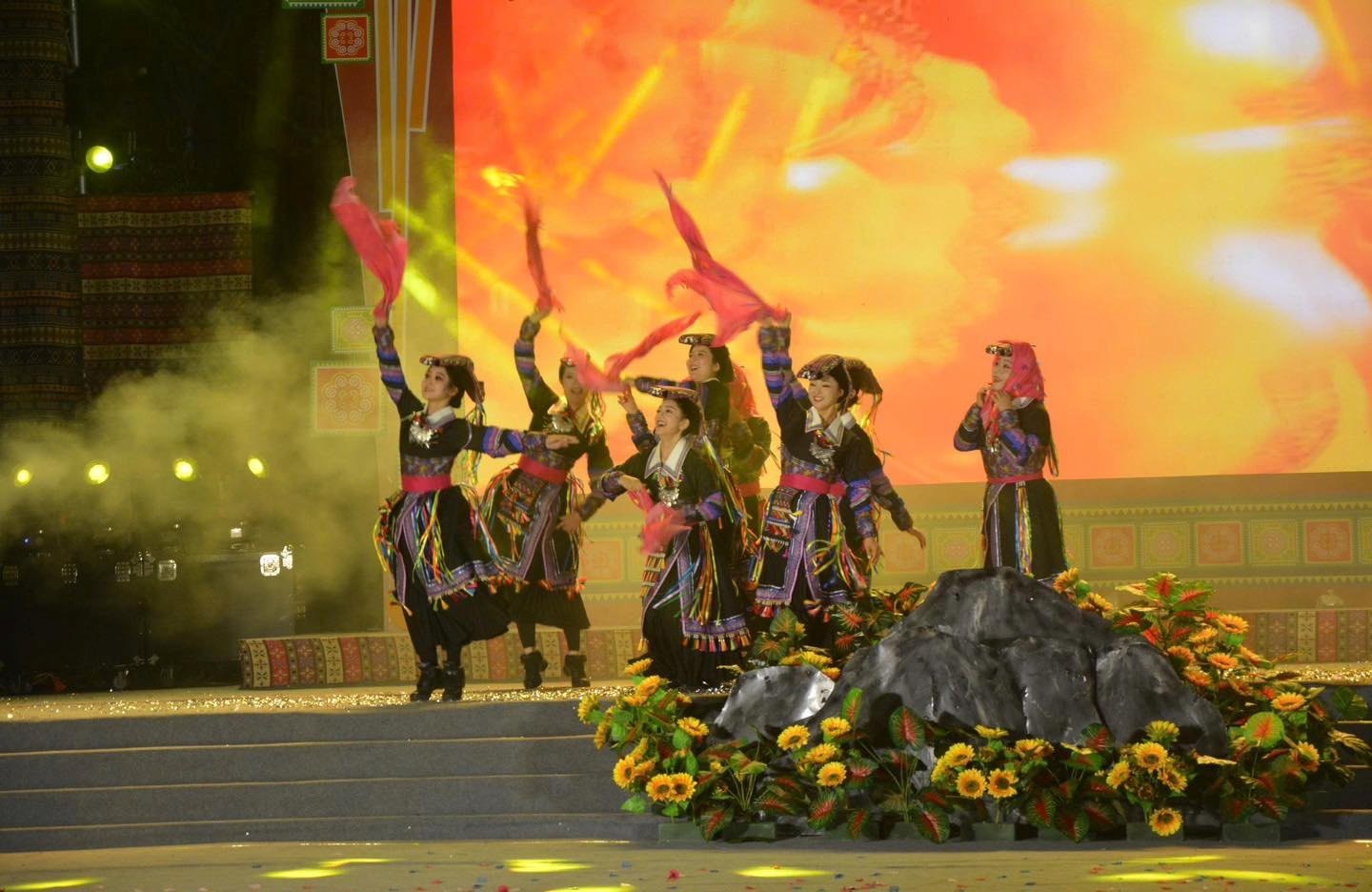 (Emagazine) “Lễ hội khèn Mông” - âm vang đại ngàn giữa phố cổ Đồng Văn - ảnh 6