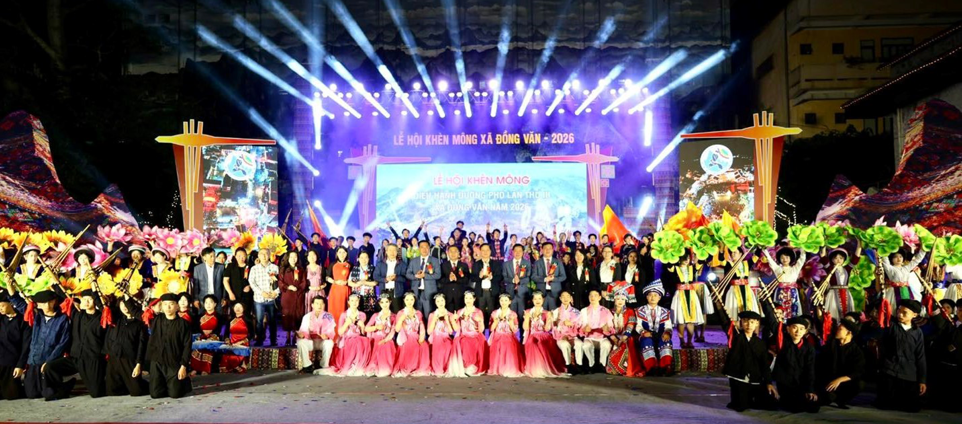 Ban tổ chức chụp ảnh lưu niệm cùng nghệ sĩ tại Lễ hội Khèn Mông Đồng Văn